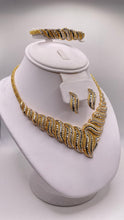 Load image into Gallery viewer, 18 KT Two-Tone Diamond-Cut Ladies Set