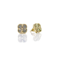 Load image into Gallery viewer, 10mm Clover Earrings In 10 KT Yellow Gold