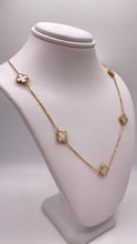Load image into Gallery viewer, 18 KT Mother-Of-Pearl Clover Necklace In Yellow Gold