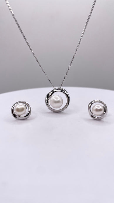 Women’s Pearl Set In Silver