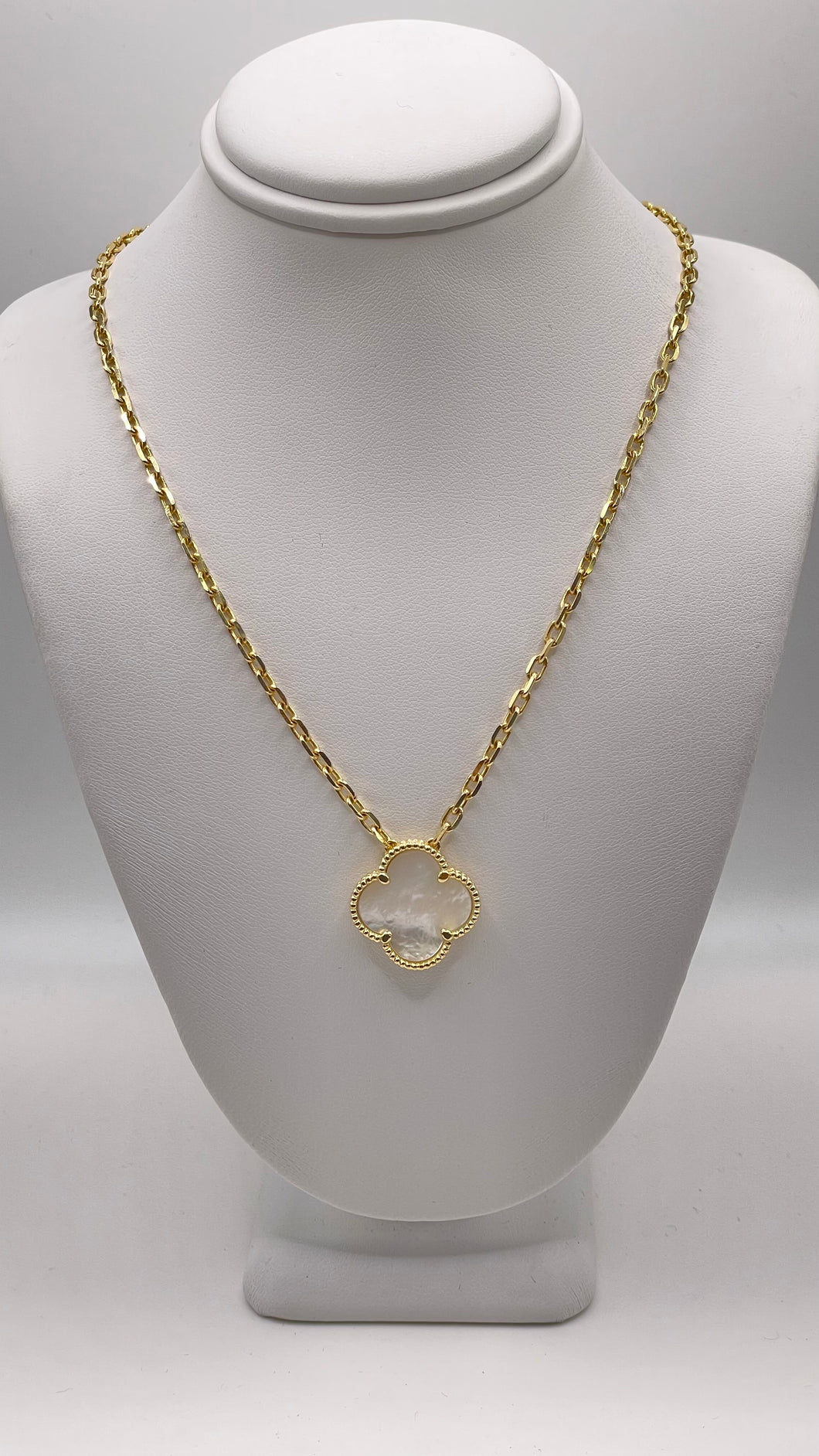 Beautiful 10 KT Yellow Gold Mother Of Pearl Clover Necklace