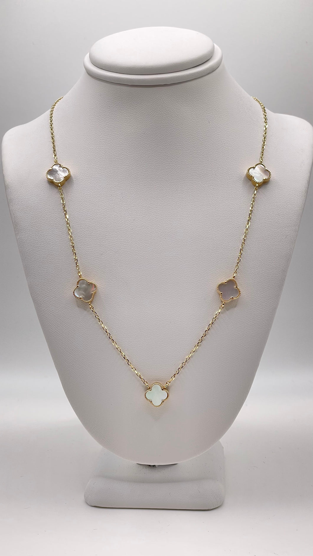 Beautiful 10 KT Yellow Gold Mother Of Pearl Clover Necklace