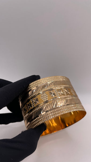 18 KT Yellow Gold Unique Design Bangle With Diamond Cuts
