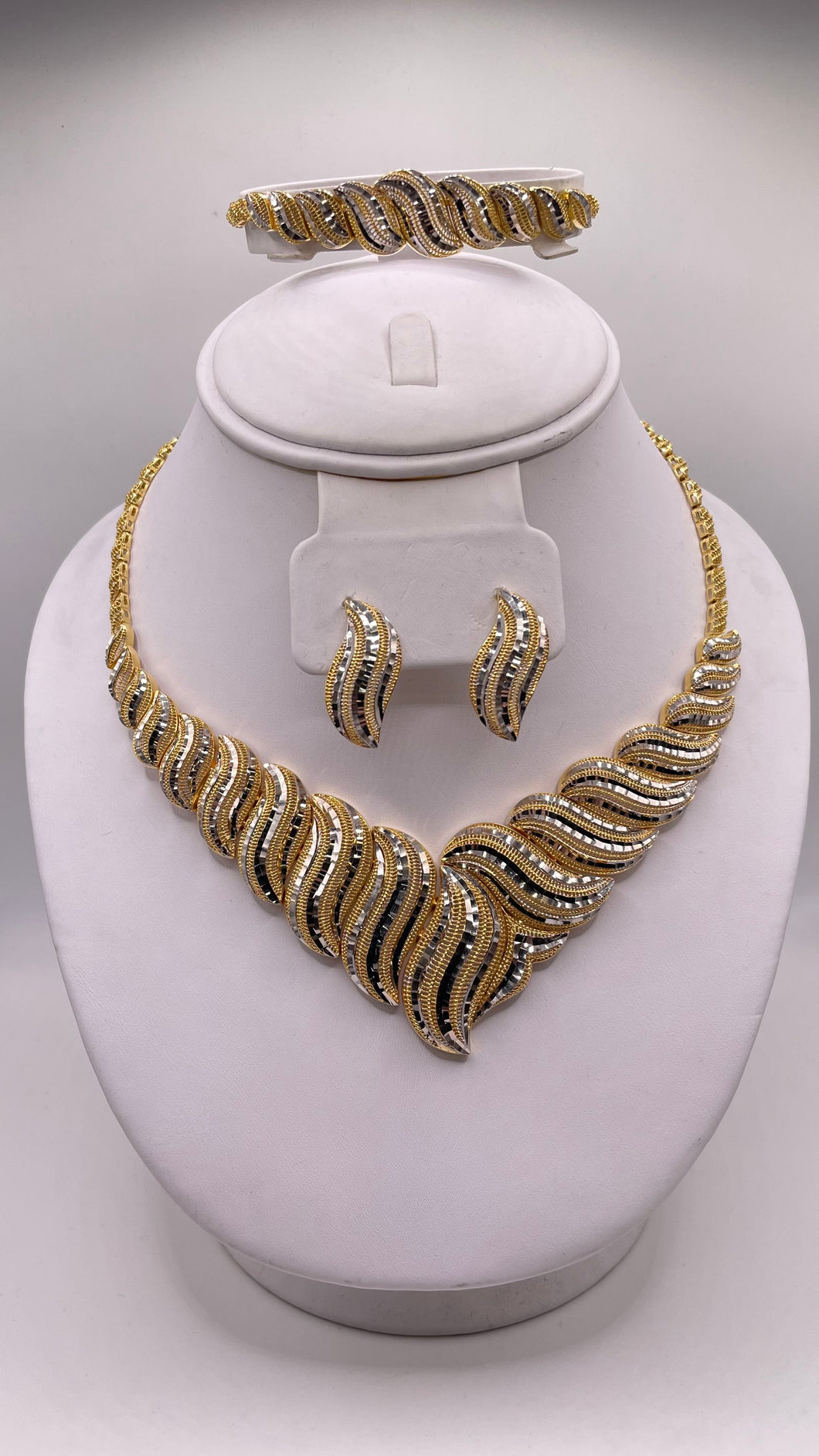 18 KT Two-Tone Diamond-Cut Ladies Set