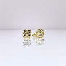 Load image into Gallery viewer, 8mm Clover Earrings In 10 KT Yellow Gold